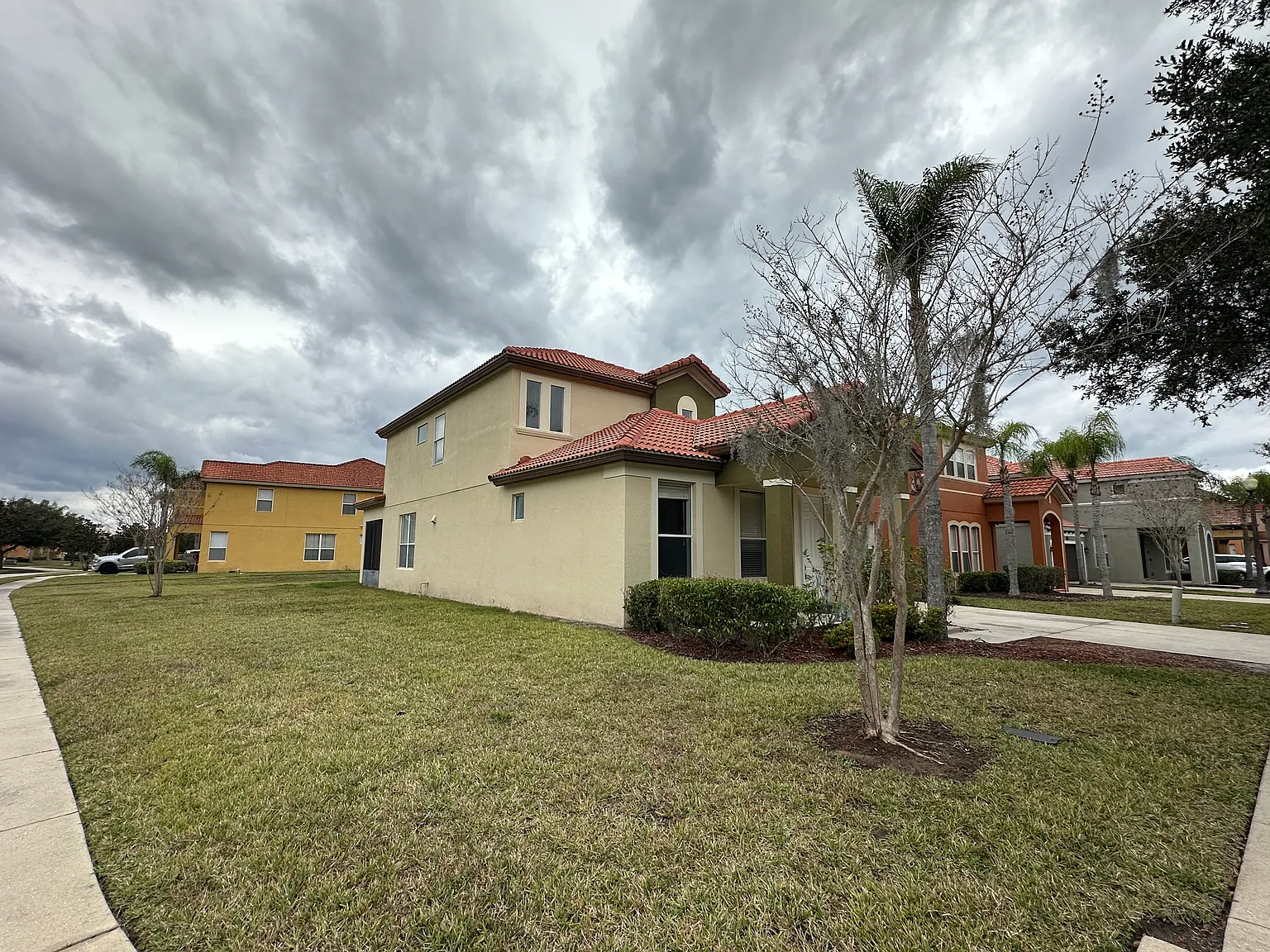 5 bed, 4.0 bath, 2411 sqft, $3,095 — Photo 2