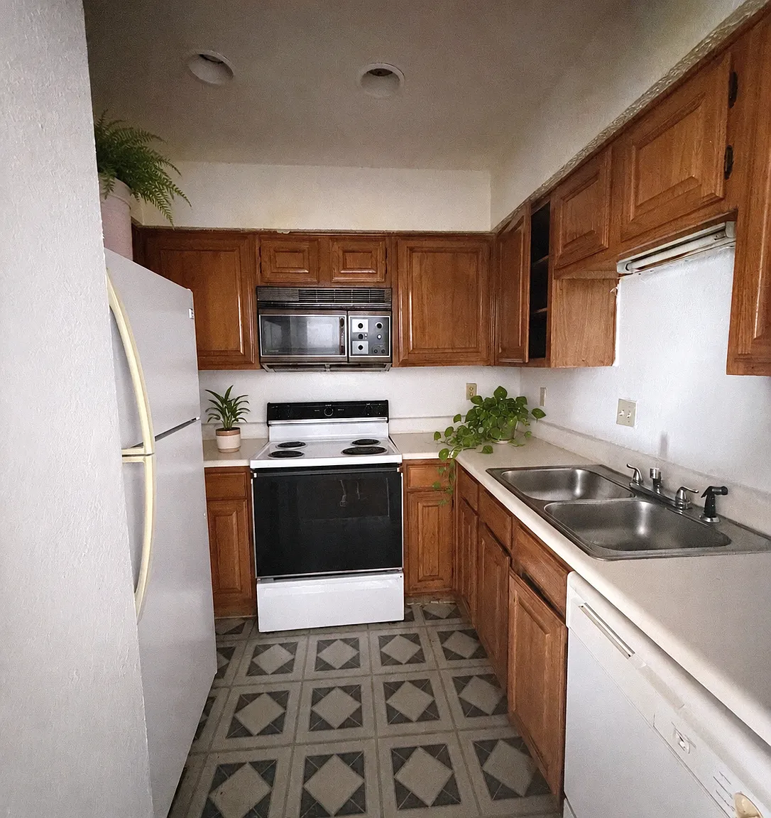 1 bed, 1.5 bath, 912 sqft, $1,255 — Photo 3