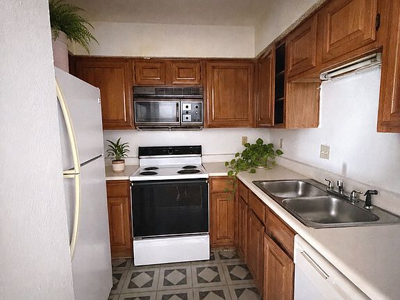 3rd image of 9930 Buckingham Rd #104