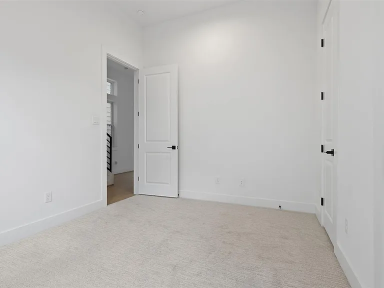 326 Eastwood St — Photo 21