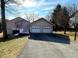 141 Sylvan Oakes Dr, Hollidaysburg, PA 16648