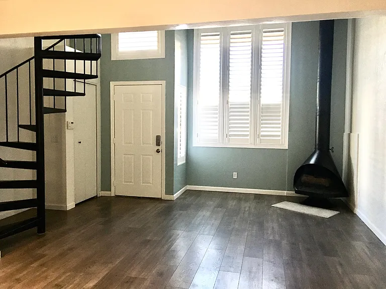 4240 N Longview Ave #6 — Photo 2