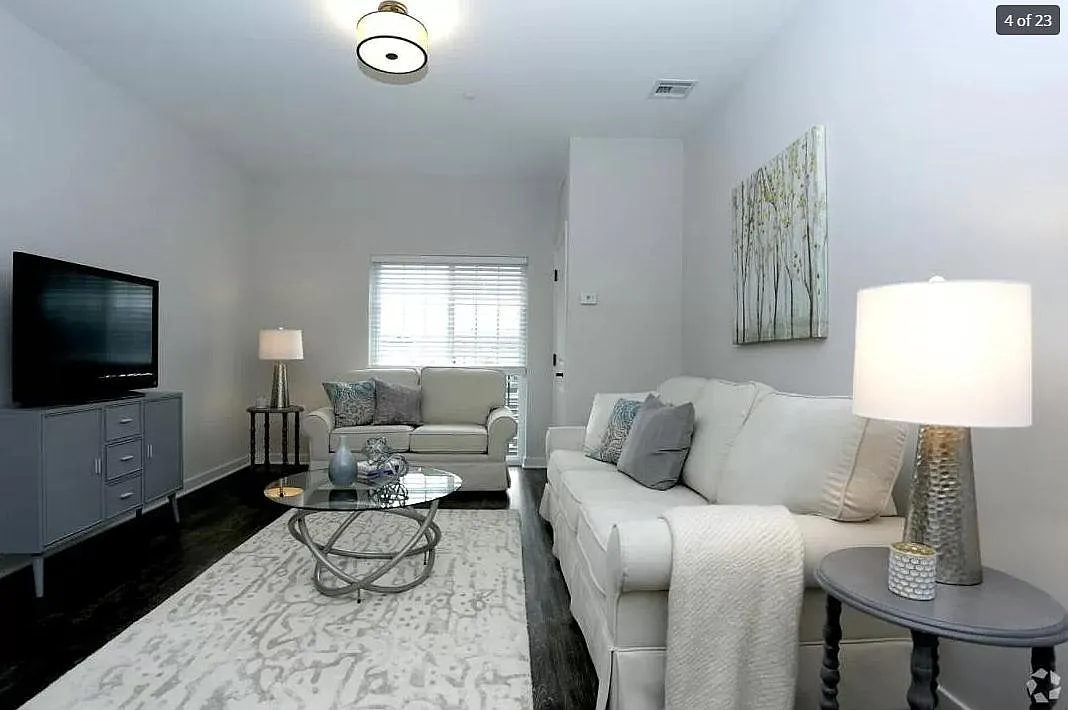 Green Oaks Apartments — Photo 4
