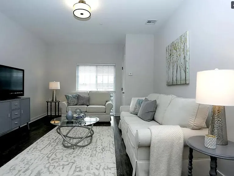 Green Oaks Apartments — Photo 4