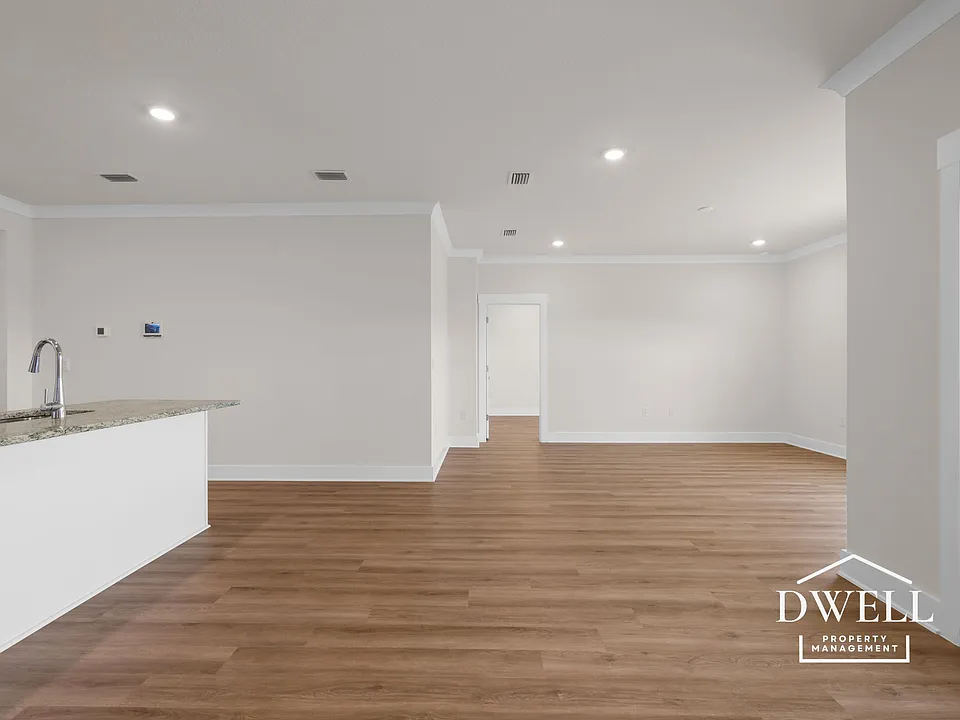 1009 Hayward Loop