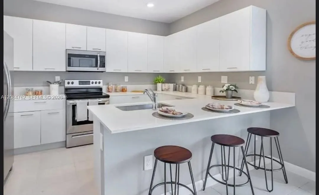 3 bed, 2.5 bath, 1393 sqft, $2,395 — Photo 2