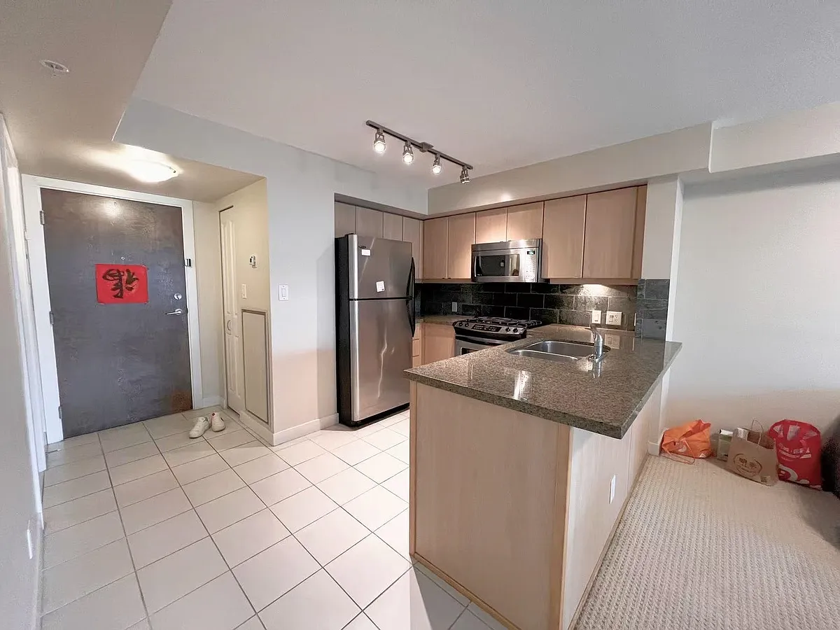 Building Photo - 6068 No 3 Rd #710