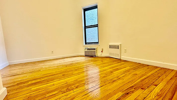 Rented by HOLTON REAL ESTATE INC. | media 9