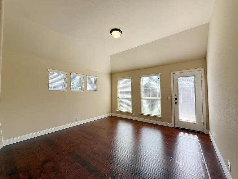 4303 Oak Bluff Dr — Photo 17