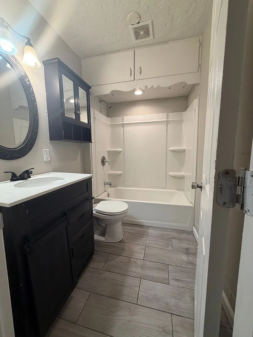 2 Webber 02109 — Photo 4