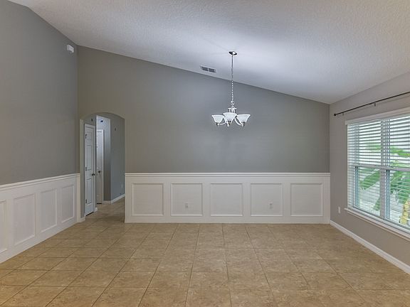 4th image of 585 Seven Oaks Blvd