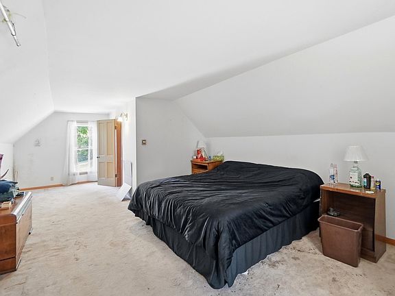 4th image of 209 W Plum St