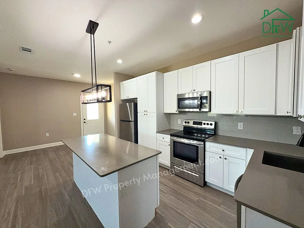 4 bed, 3.0 bath, 1965 sqft, $2,375 — Photo 4