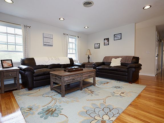4th image of 30 Fox Hill Dr