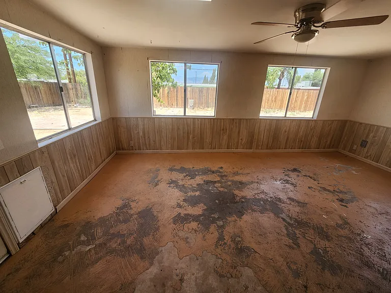 enclosed az room (has window ac)