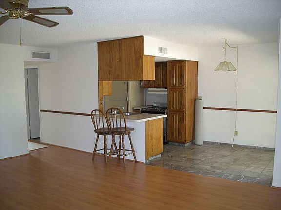 Kitchen eat-in area