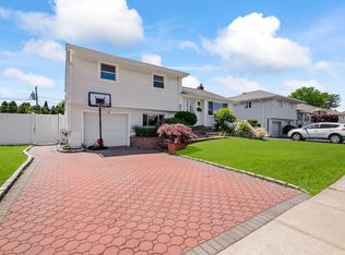 42 Macarthur Ave, Plainview, NY 11803