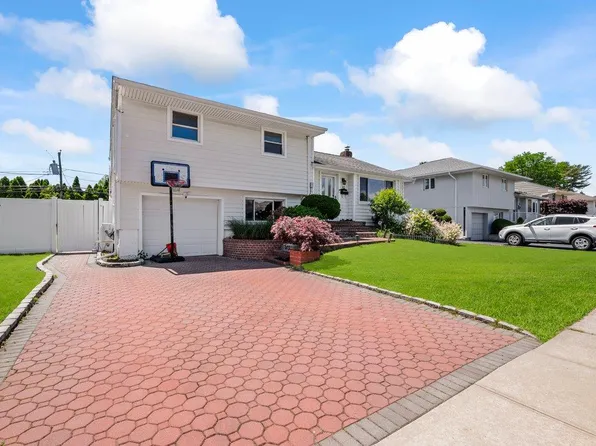 42 Macarthur Avenue, Plainview, NY 11803