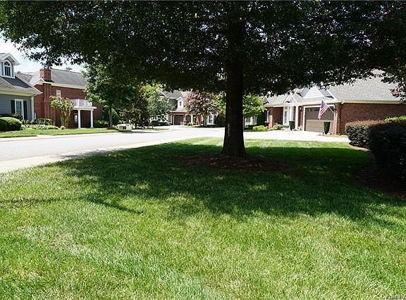 3rd image of 1022 The Glen St #14A