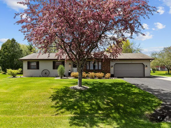 319 Oak Manor Dr, Oshkosh, WI 54904