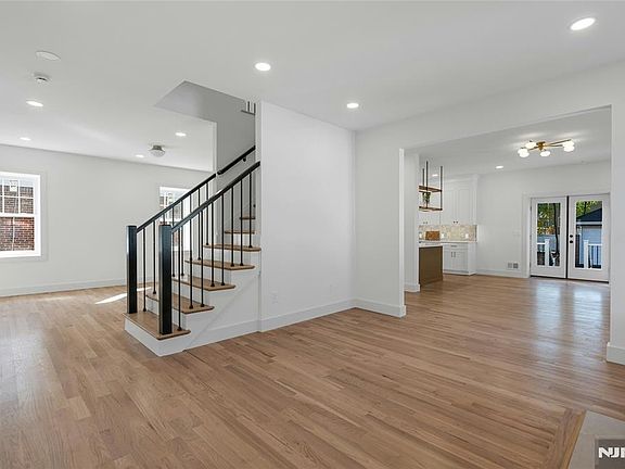 4th image of 264 Merrison St