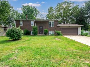 9 Nassau Dr, Maryville, IL