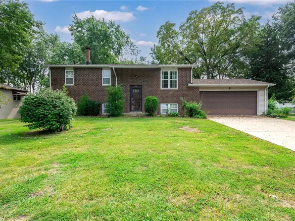 9 Nassau Dr, Maryville, IL 62062