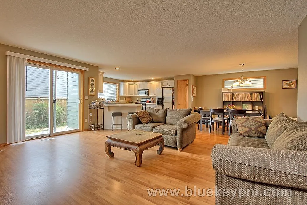 Hazel Dell 4 Bed ,2.5 Bath with Neighborhood Pool and Fitness Center Near NE 99th Street — Photo 2