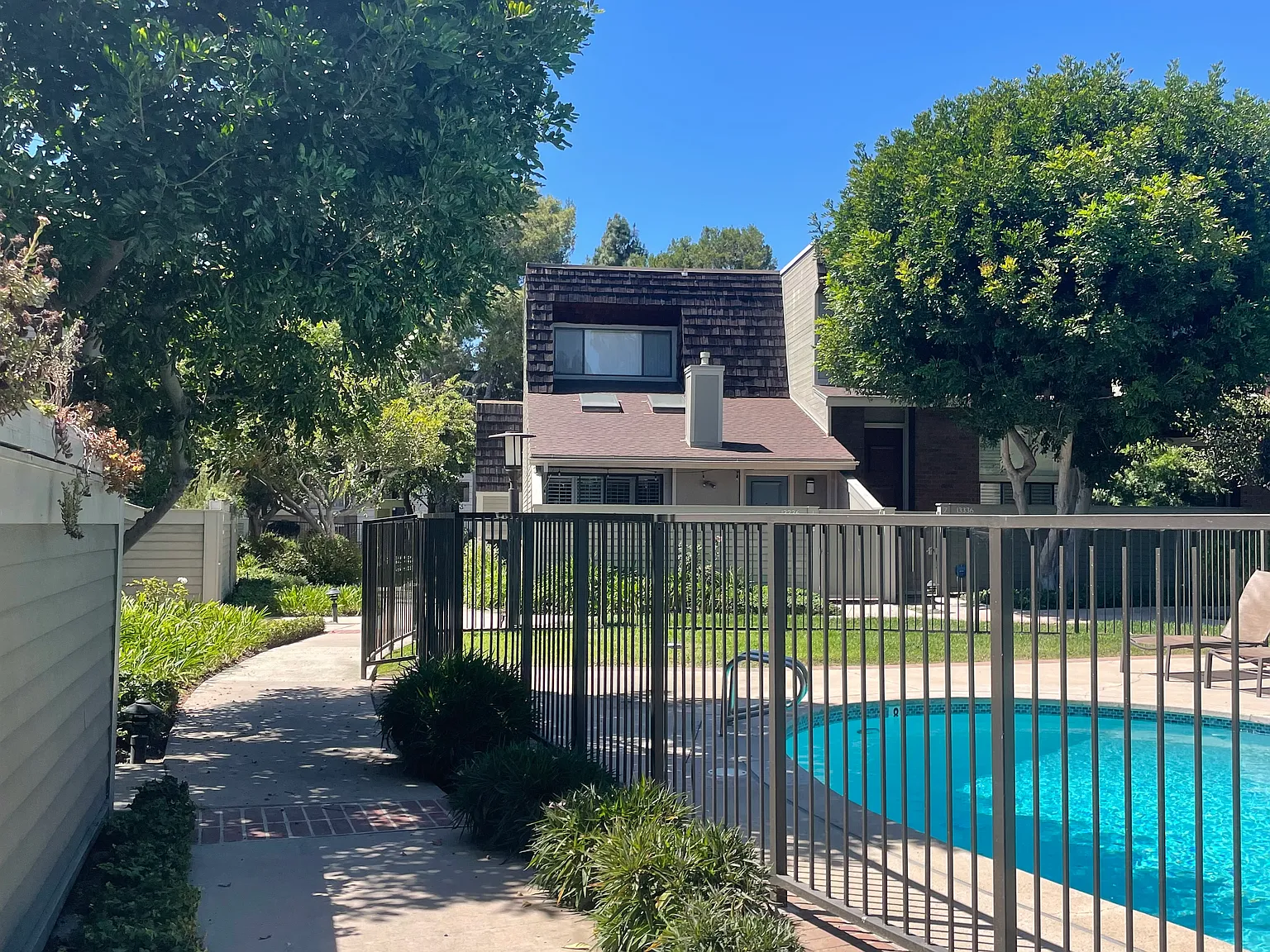 3 bed, 2.5 bath, 1585 sqft, $6,200 — Photo 3
