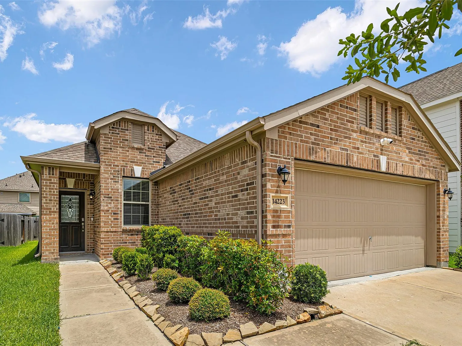 3 bed, 2.0 bath, 1732 sqft, $2,200 — Photo 1