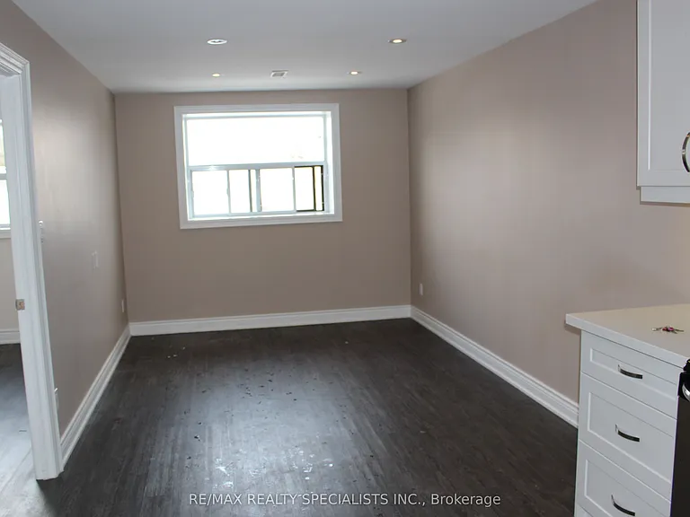 6 Brant Ave #8 — Photo 5