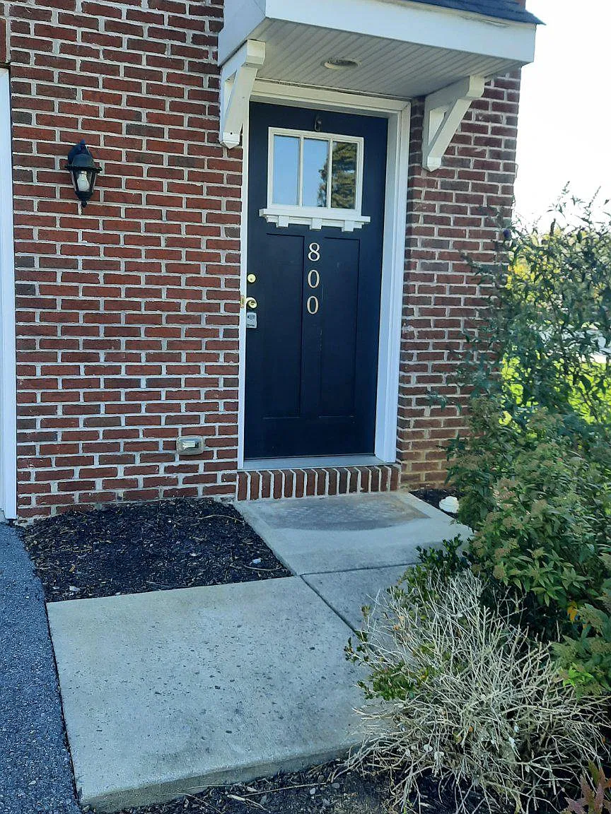 3 bed, 2.5 bath, 2004 sqft, $2,050 — Photo 2