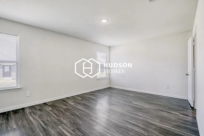 3 bed, 2.0 bath, 1405 sqft, $1,325 — Photo 4