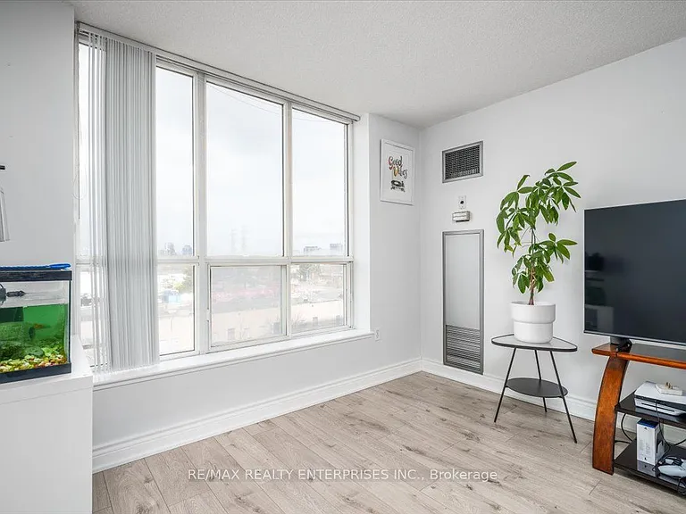 21 Overlea Blvd NE #506 — Photo 12