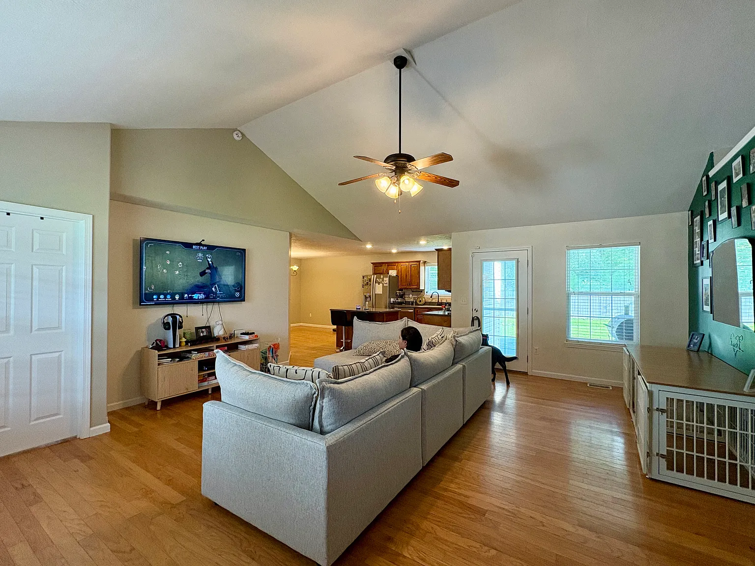 3 bed, 1936 sqft, $1,900 — Photo 2