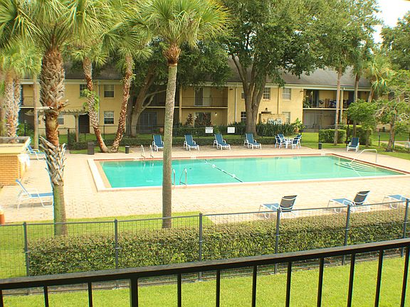 3rd image of 208 Lewfield Cir