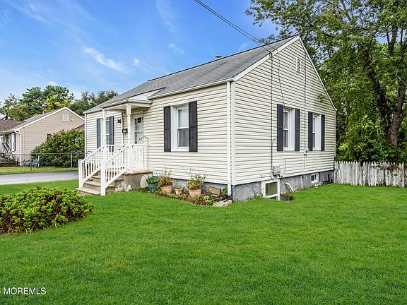 4th image of 303 Manapaqua Avenue