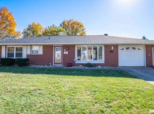 1622 Summit Dr, Pekin, IL