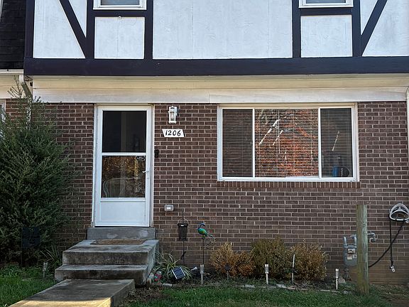 2nd image of 1206 Thomas Jefferson Pl