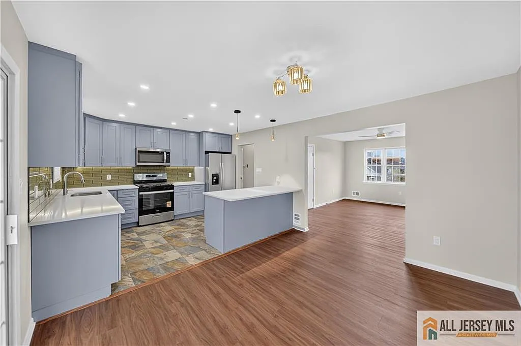 3 bed, 2.0 bath, 2352 sqft, $3,000 — Photo 3