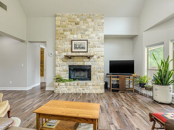 5th image of 402 Woodland Park Dr