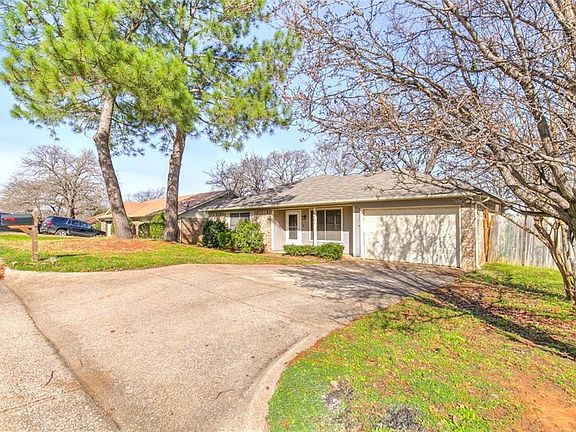 3rd image of 6401 Woods Edge Dr