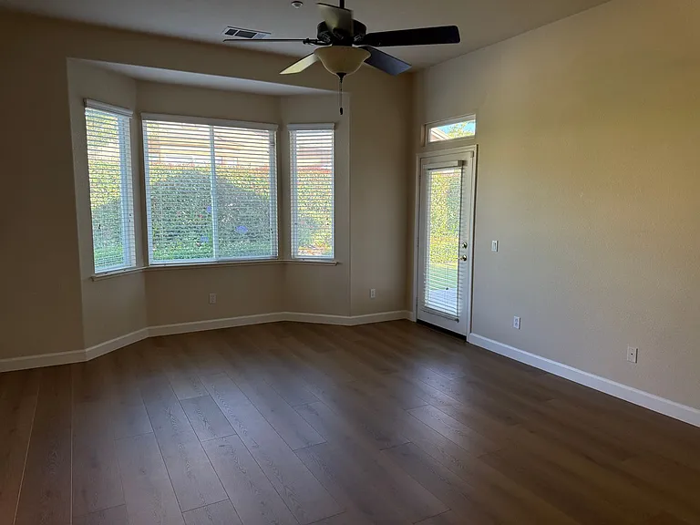 1587 Regent Dr — Photo 32