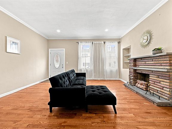 5th image of 1820 Sarah St