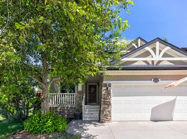 122 Discovery Ridge Way SW, Calgary, AB T3H 5G4