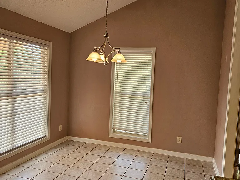 147 Edgemont Dr — Photo 7