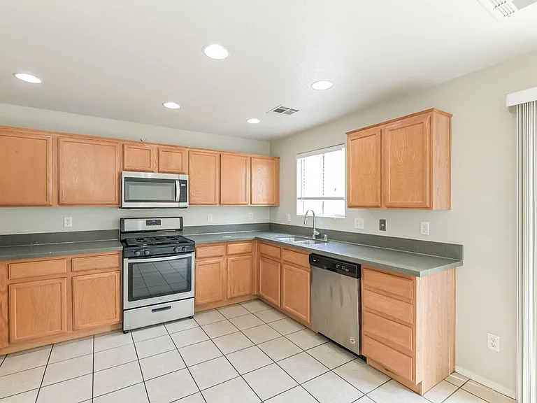 6015 Ambleshire Ave — Photo 8