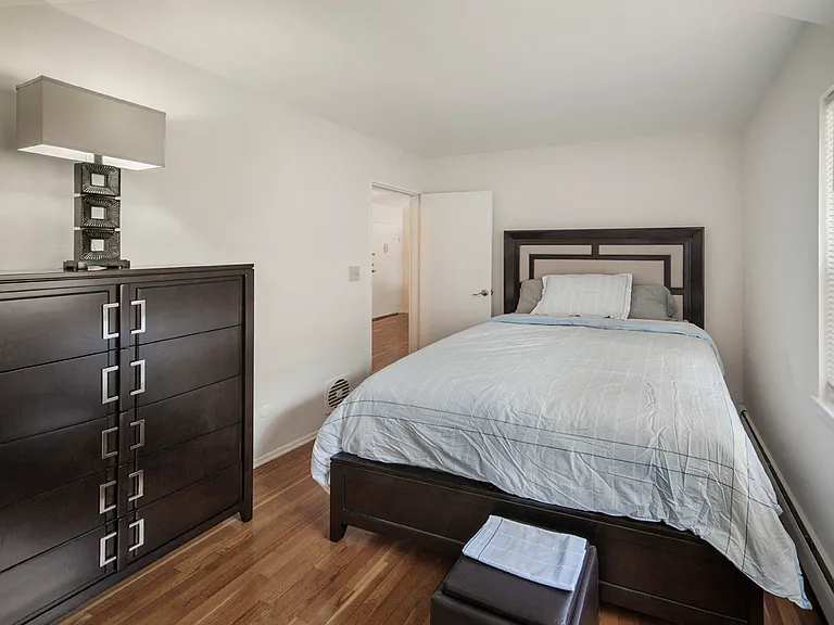 Hamilton Apartments — Photo 15