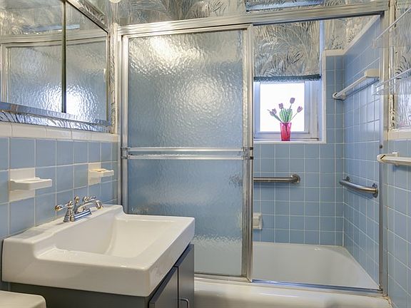 Windowed Bathroom!