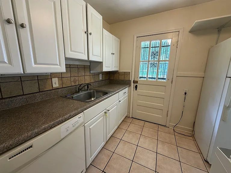 3588 Marion Ave — Photo 4
